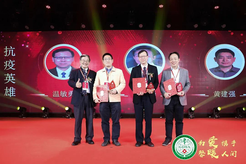 促醫(yī)會(huì)汪建平校長(zhǎng)向抗疫英雄頒發(fā)榮譽(yù)獎(jiǎng)杯與證書